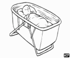 Baby slaapt vredig in zijn reis wieg of baby bed