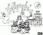 Kinderen verkleed als monsters en heksen in voor een spookhuis met spoken op Halloween nacht