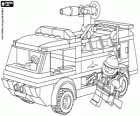 Een kleine brandweerwagen en een brandweerman van Lego