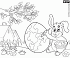 Al klaar voor de komst van Pasen, een konijn schildert een Paasei