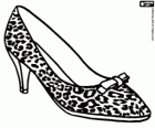Een hak schoen met leopard huid