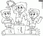 Drie jongens op de top het winnaars podium in een kinder sport competitie. Sportieve activiteiten zijn buitenschoolse activiteiten die bieden plezier en entertainment, terwijl ze veel essentiële waarden in de opvoeding van de kinderen moeten inboezemen